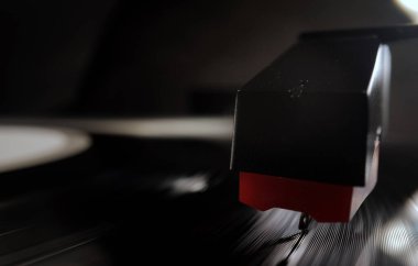 Vinil çalan bir pikabın muhteşem görüntüsü