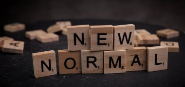 Tahta harf küplerine Yeni Normal yazılan kelimeler