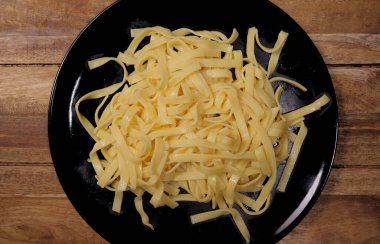 Taze pişmiş erişteyi tabağa koy.