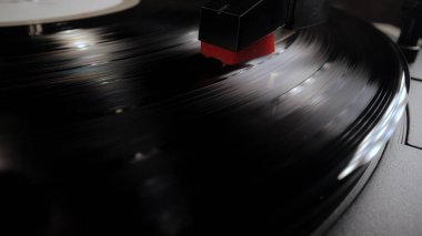 Vinil çalan bir pikabın muhteşem görüntüsü