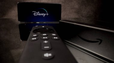 Disney Plus, Amazon Fire TV 'de 4k yakın çekim - FRANKFURT, Almanya - 29 Mart 2021