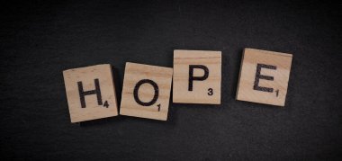 Umut kelimesini ahşap harflerle yazmak.