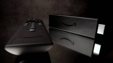 Amazon Yangın TV Çubuğu 4k Yakın plan FRANKFURT, GERMANY - 29 Mart 2021