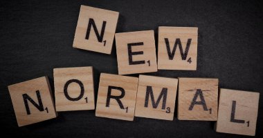 Tahta harf küplerine Yeni Normal yazılan kelimeler