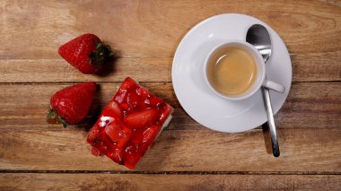 Bir parça çilekli kek ve bir fincan espresso.