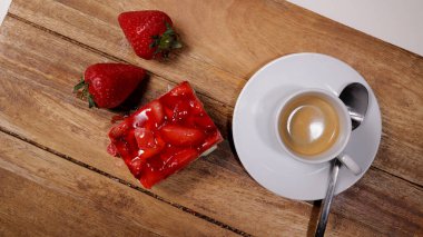 Bir parça çilekli kek ve bir fincan espresso.