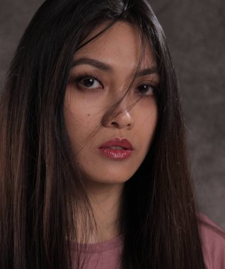 Yakından güzel bir Asyalı kız.