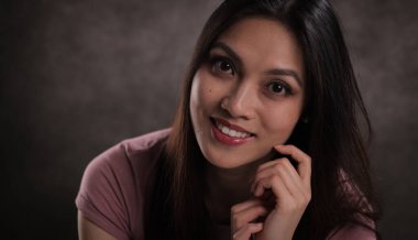 Güzel, genç bir kadının güzel yakın çekimi.