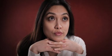 Genç ve güzel bir kadının hayali yüz ifadesi.