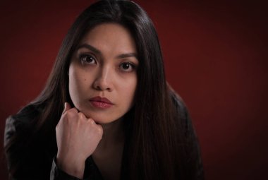 Yakın planda düşünceli genç bir kadın.