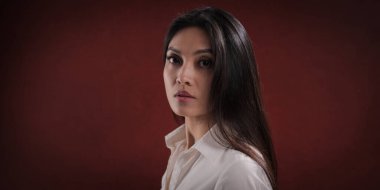 Kameraya poz veren genç Asyalı kadın.