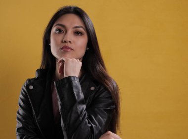 Tarafsız bir arkaplanda genç ve güzel bir kadının portresi