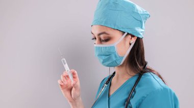 Doktor aşı için şırınga hazırlıyor.