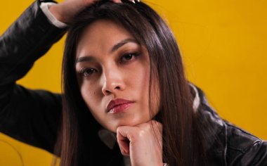 20 'li yaşlarının ortasında genç bir kadın kameraya poz veriyor.