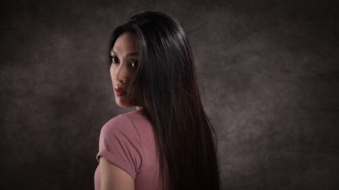 Profilde genç ve güzel bir kadın. Portre fotoğrafı.