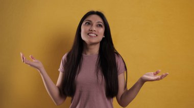 Sarı arka planda genç ve güzel bir kadının yakın çekimi.