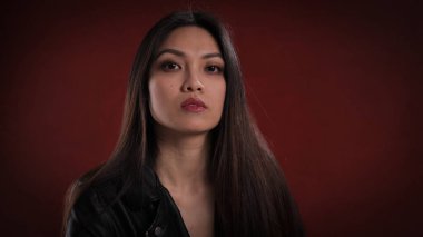 Kendinden emin genç bir kadının portresi.