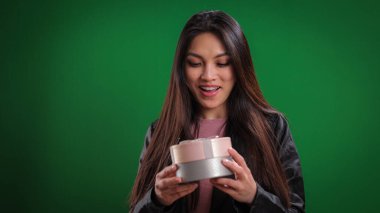 Genç bayan hediyesiyle çok şaşırdı ve mutlu oldu.