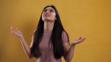 Genç tatmin olmuş kadın mutlulukla ışıldıyor.