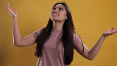 Genç tatmin olmuş kadın mutlulukla ışıldıyor.