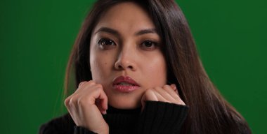 Çok güzel bir yüzü olan bir kız.