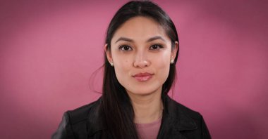 Çok güzel bir yüzü olan bir kız.