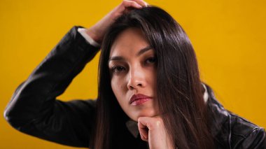 20 'li yaşlarının ortasında genç bir kadın kameraya poz veriyor.