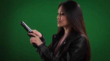 Elinde silah olan genç bir bayan ajan.