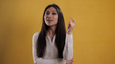 Tarafsız bir geçmişe karşı kendinden emin genç bir kadın.