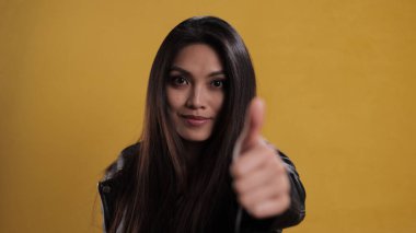 Kendine güveni tam genç bir kadın.