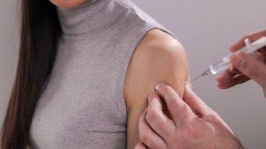 Genç kadın aşılanıyor - yakın plan
