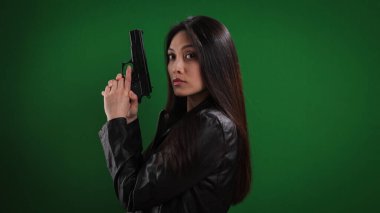 Elinde silah olan genç bir bayan ajan.