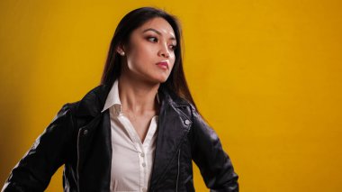 Kameraya poz veren genç Asyalı kadın.