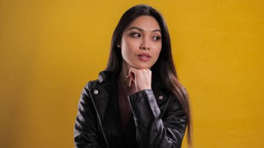 Tarafsız bir arkaplanda genç ve güzel bir kadının portresi