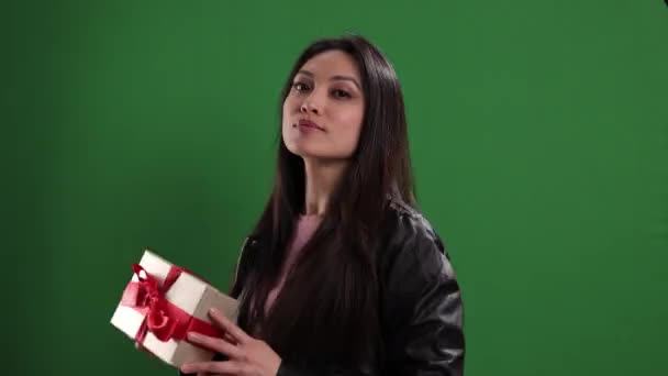 Young woman holding a gift box in her hands — Stock Video