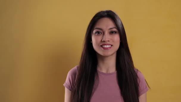 Joven mujer llena de energía jugando alrededor — Vídeo de stock