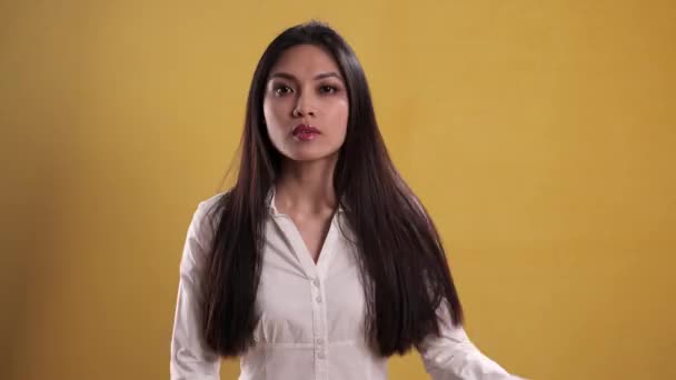 Portrett av en ung og selvsikker kvinne – stockvideo