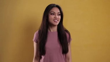 Genç bayan mutlu görünüyor.