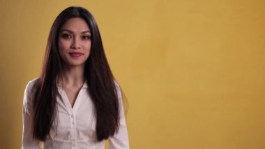 Genç ve güzel bir kadın bir şeye işaret ediyor.