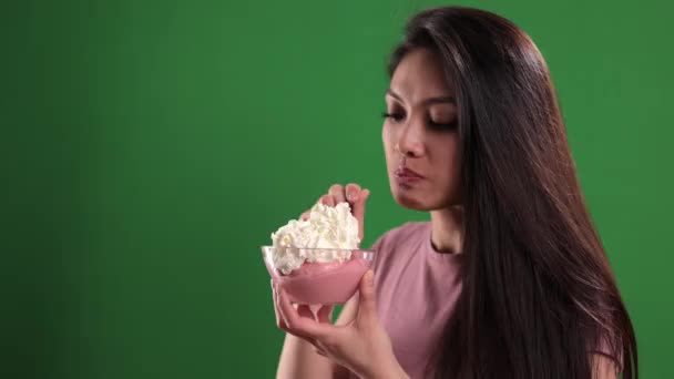 Mujer joven con un tazón de helado — Vídeos de Stock