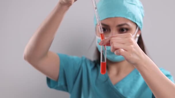 Γιατρός εξετάζει ένα δείγμα αίματος — Αρχείο Βίντεο