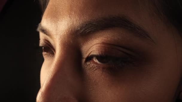 Ochii unei femei - lovitură extremă de aproape — Videoclip de stoc