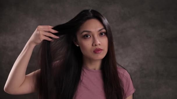 Portrait of a young beautiful woman against a neutral background — Stock Video