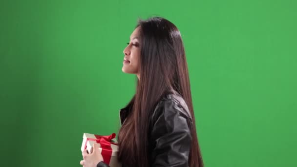 Молодая женщина держит в руках подарочную коробку — стоковое видео
