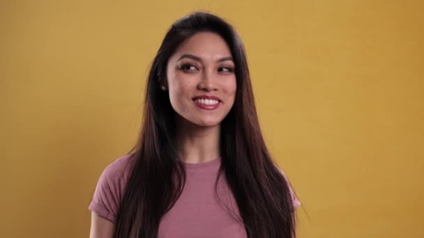Молода красива жінка посміхається в камеру — стокове відео