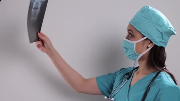 Médico femenino mira las radiografías — Vídeo de stock