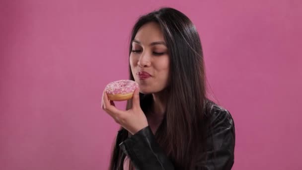 Young pretty woman with freshly baked doughnuts — Stock Video