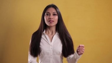 Genç ve kendine güvenen bir kadının portresi