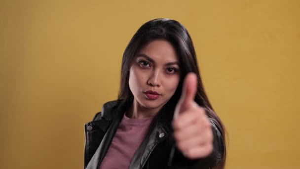 Young pretty woman makes thumb-up gesture — Stock Video