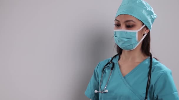 Vrouwelijke arts kijkt naar X-stralen — Stockvideo